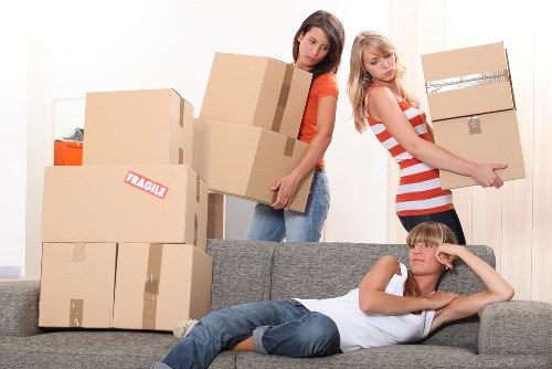 Packing services Sevenkings organizing fragile items with care